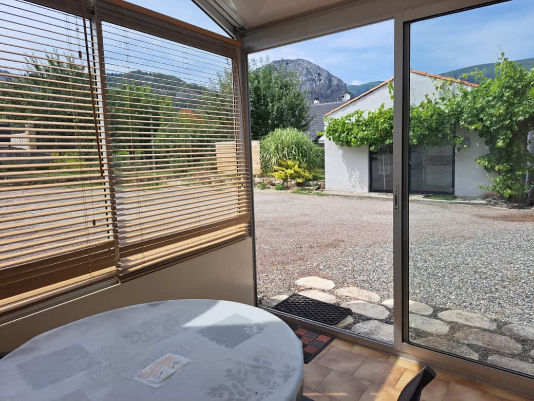 Véranda du gîte Champagne avec vue sur le parking