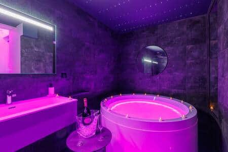Baignoire SPA/JACUZZI by night avec lumières d’ambiance purple pour un moment détente à 2…