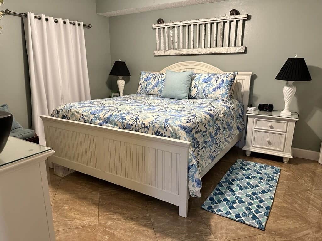 Middle Bedroom - King