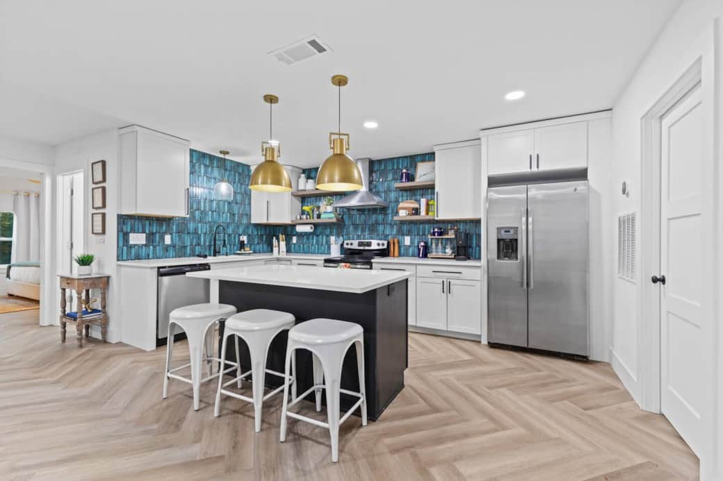 Modern kitchen in Villa 2 with new appliances, ideal for cooking and entertaining