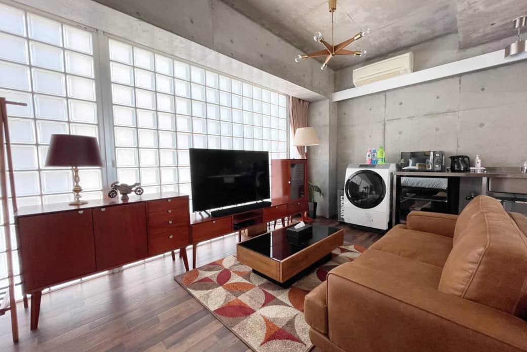 Living area with smart TV and washer-dryer