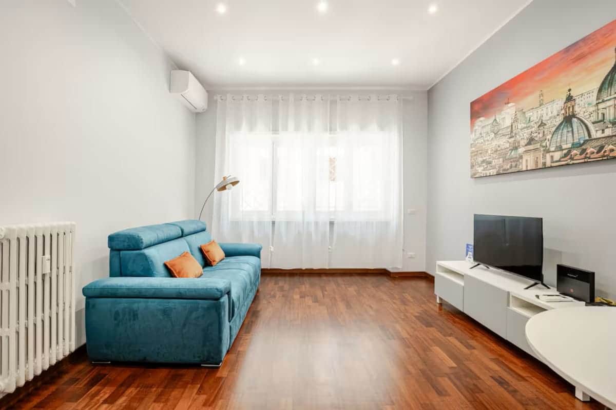 Soggiorno con aria condizionata e smart tv