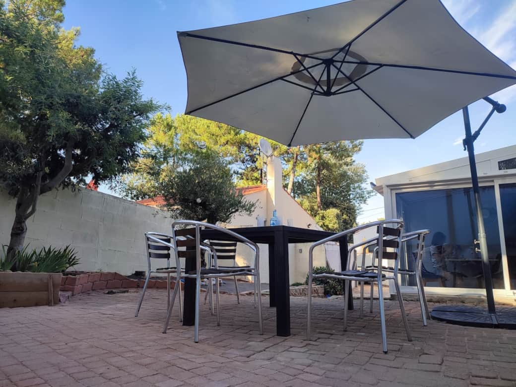 Fromentine, Vendée, location vacances, terrasse, jardin, mobilier de jardin, parasol, repas extérieur, gîte, meublé de tourisme, Fromentine détente, espace extérieur.