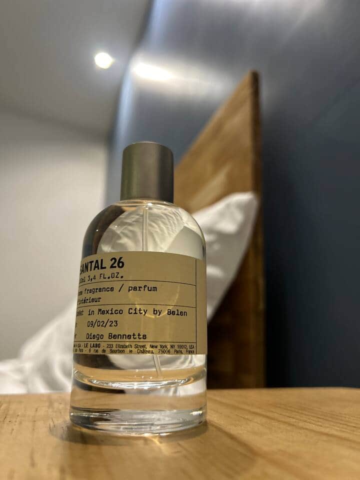 La fragancia de la habitación es de Le Labo, Santal 26. 