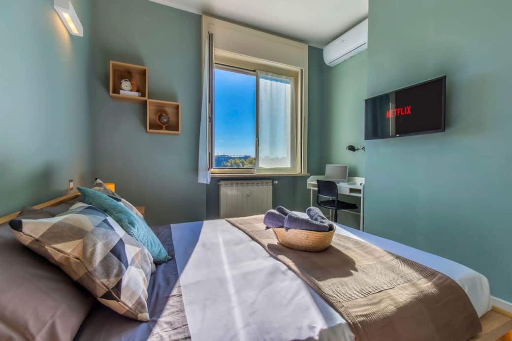 Double bedroom equipped with workstation, smart TV and air conditioning Double bedroom equipped with workstation, smart TV and air conditioning