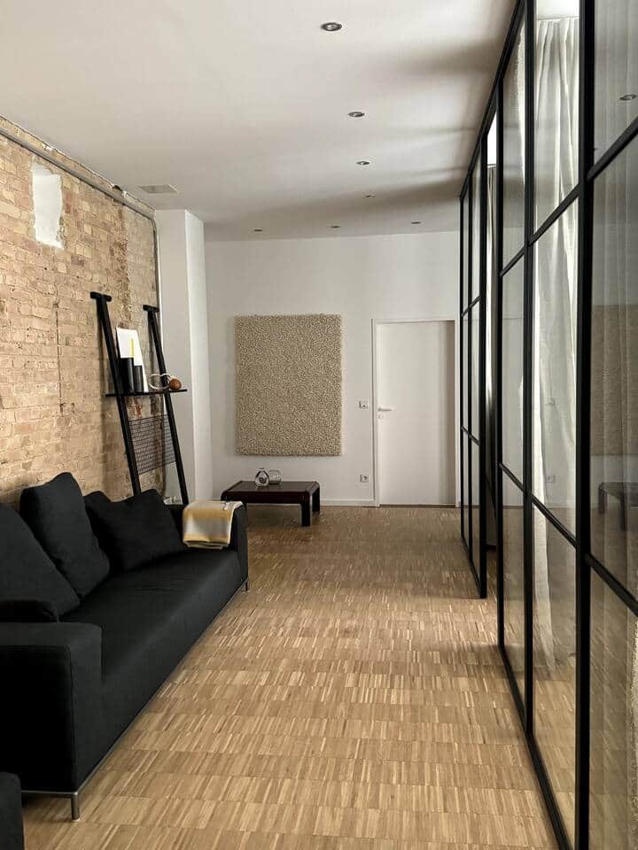 Großes offenes Wohnzimmer mit direktem Zugang zur Küche und Essbereich. Großes offenes Wohnzimmer mit direktem Zugang zur Küche und Essbereich.