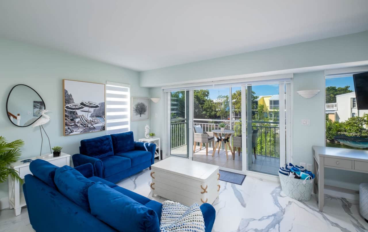 2nd floor living room/screened in patio
