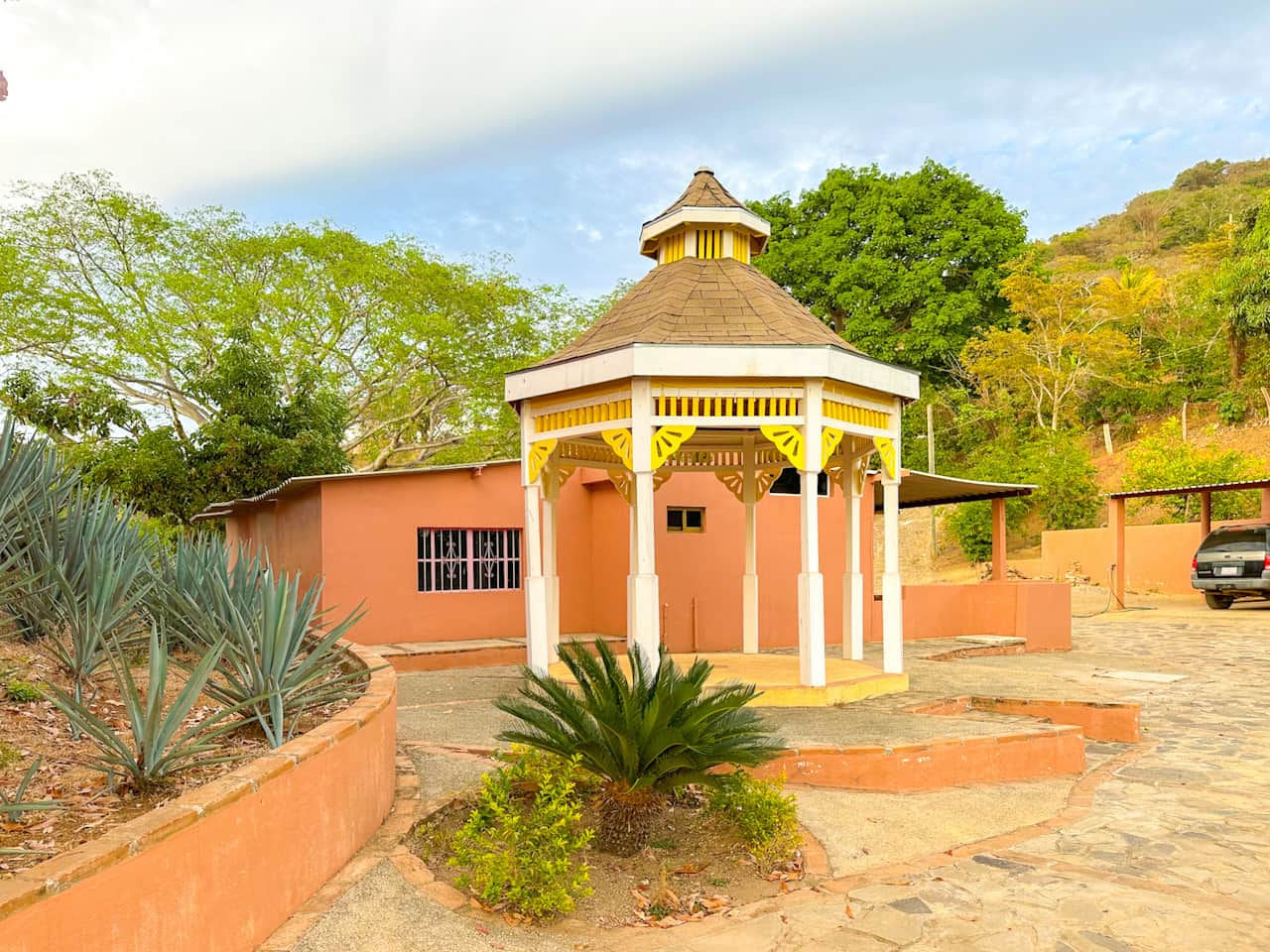 Gazebo naranja y entrada en el nivel inferior
