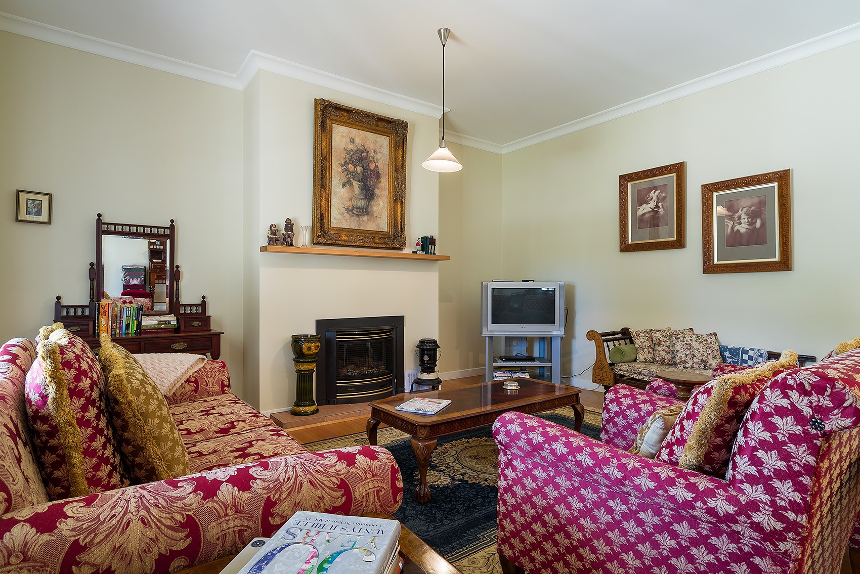 Spacious Lounge Great for Groups