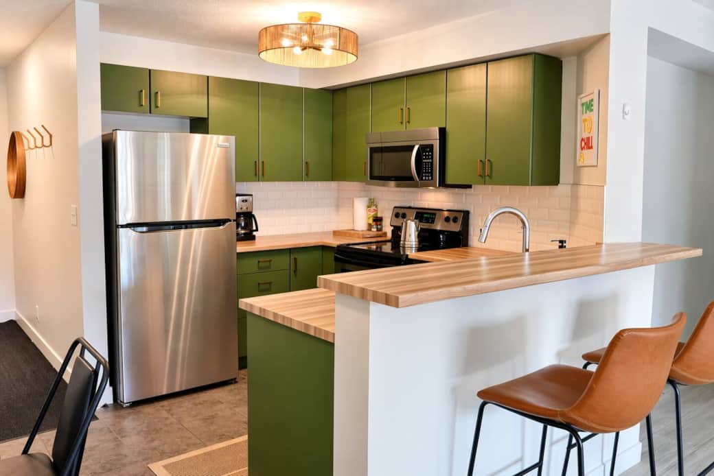 Modern fully equipped kitchen with breakfast bar. Modern fully equipped kitchen with breakfast bar.