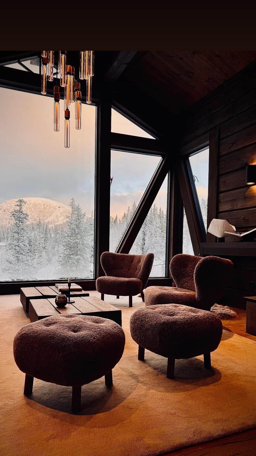 Detta hus är något alldeles speciellt vid foten av berget vid ån som slingrar sig utanför.