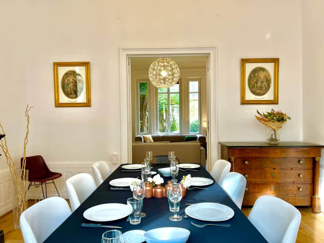 La salle de manger de L'Hôtel Particulier des Anges à Reims par La Conciergerie Des Sacres