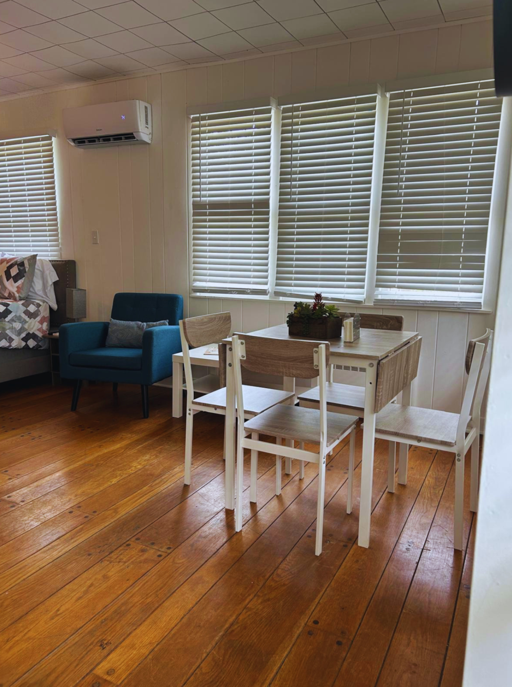 Bright studio with A/C, large windows, and blinds for natural light and comfort. Lakeland, FL