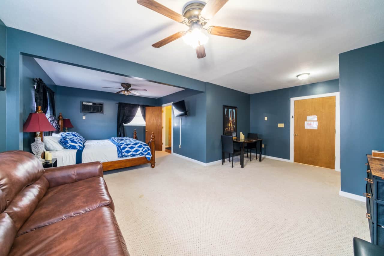 Suite 8 (King Bed & Pull out Couch)