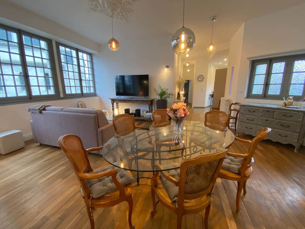 Salon lumineux avec grande smart TV & chaîne HiFi