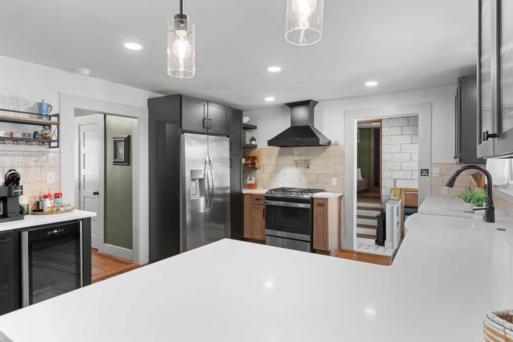Gas stove, oven, full-sized refrigerator, dishwasher and large farm-style sink.