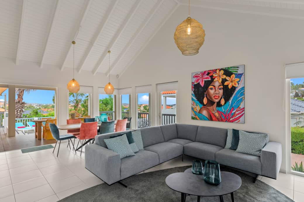 Spacious living room - connected to the outdoors