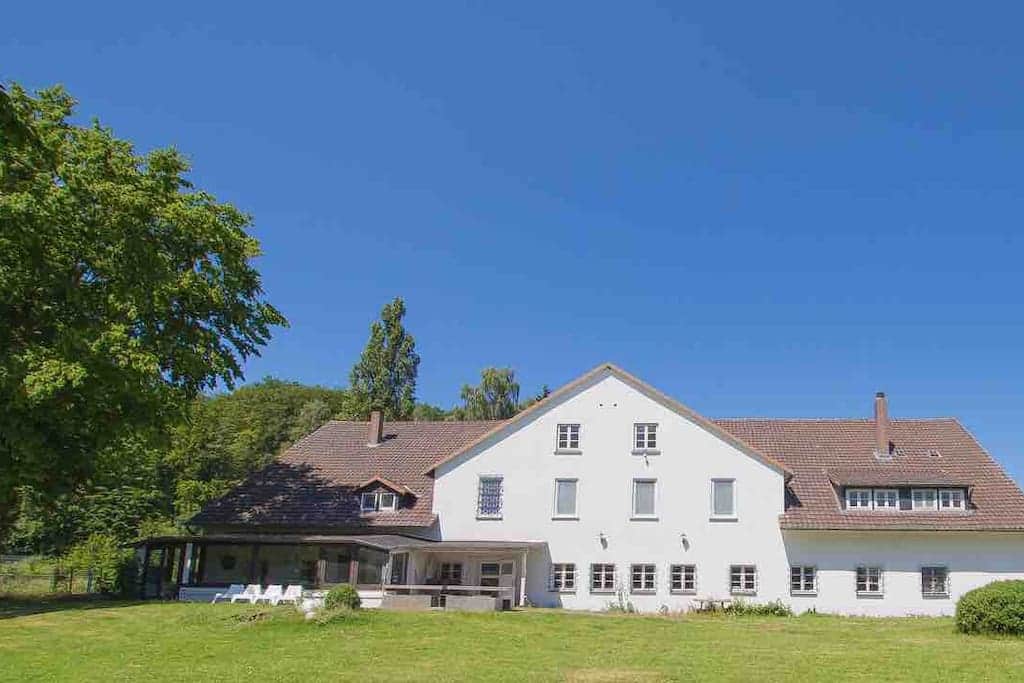 Sonniger Vorgarten lädt zum Spielen ein