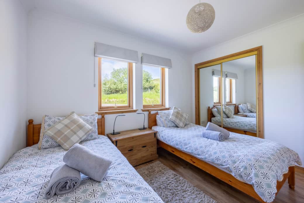 Second bedroom with twin beds