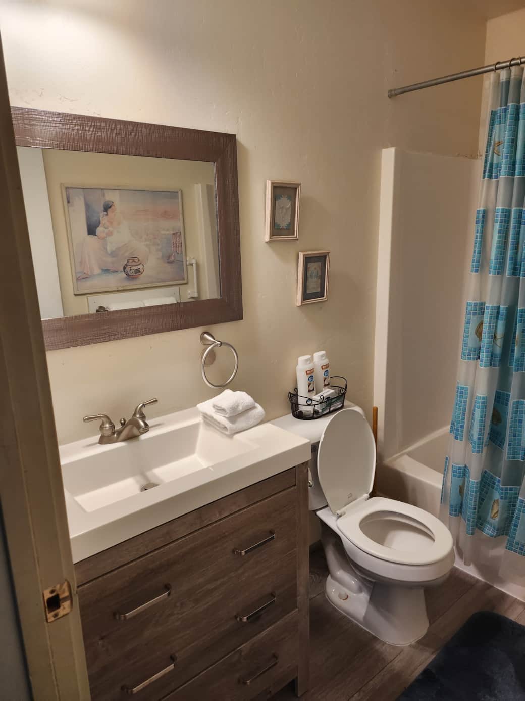 Sandy clove cottage bahtroom 1