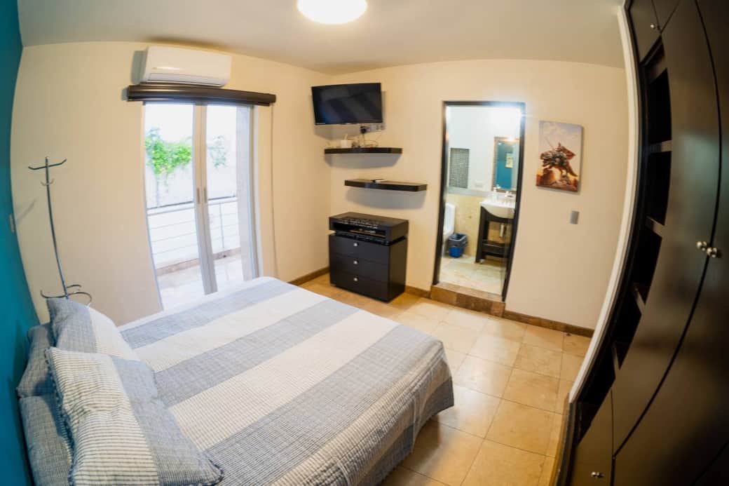 Cuarto 2. Equipado con baño completo y smart tv. Cuarto 2. Equipado con baño completo y smart tv.