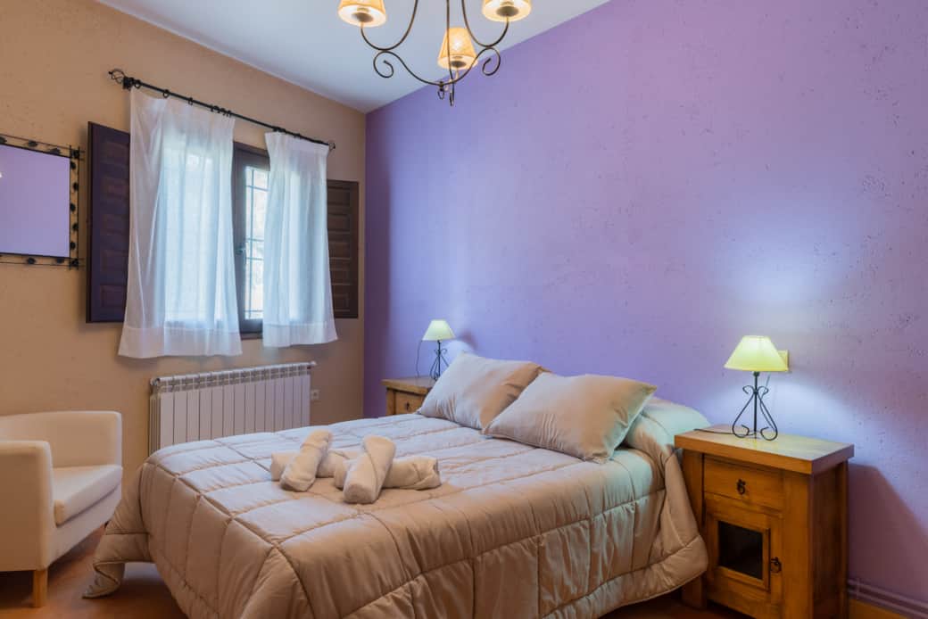Habitación lila. Cama matrimonio.