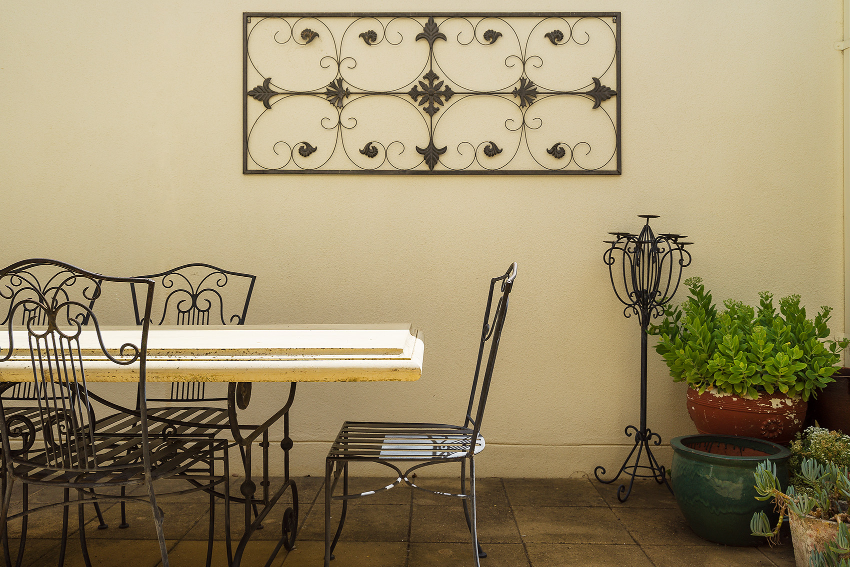 Outdoor dining private courtyard