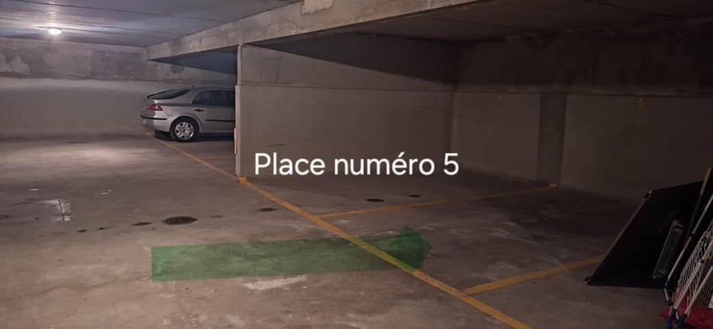 Place de stationnement à 15 min à pied de la résidence. (4 min en voiture)