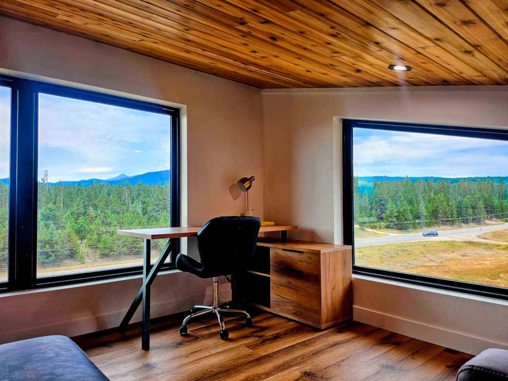 Dedicated work space with amazing views - upstairs loft Dedicated work space with amazing views - upstairs loft