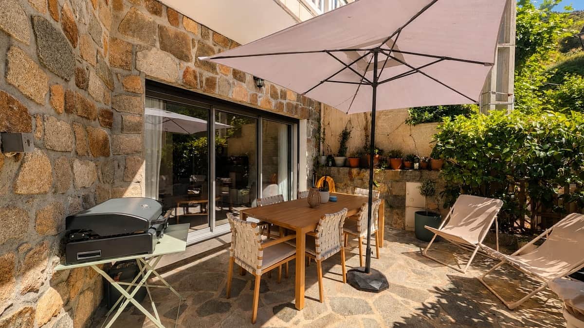 La terrasse ombragée avec ses chiliennes, sa belle table pour vos repas en extérieur et sa plancha