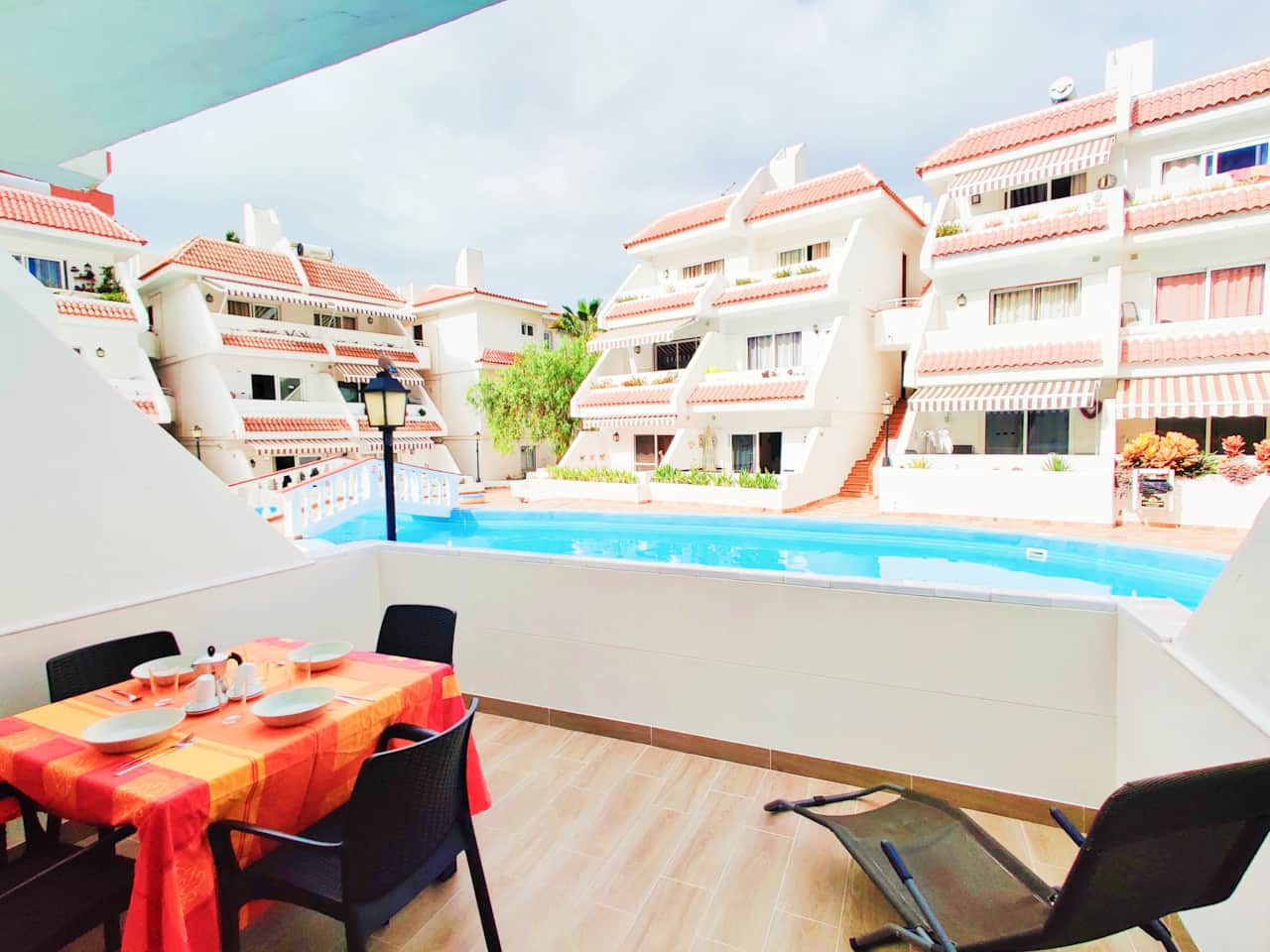 Terrasse mit Blick auf den Pool