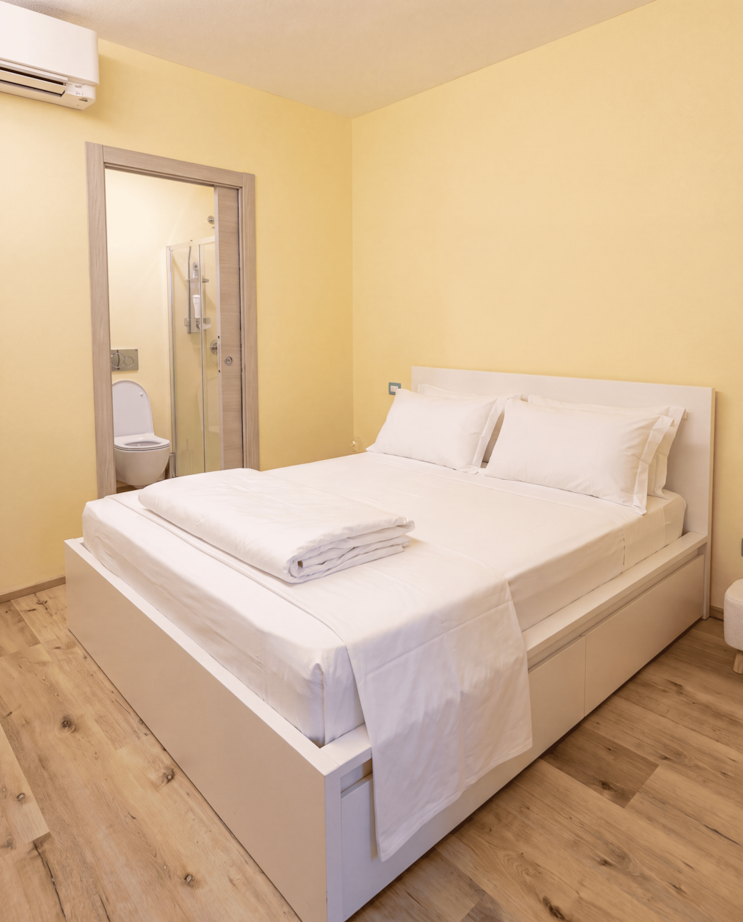 elegant bedroom 1 with en-suite bathroom in Ortigia elegant bedroom 1 with en-suite bathroom in Ortigia