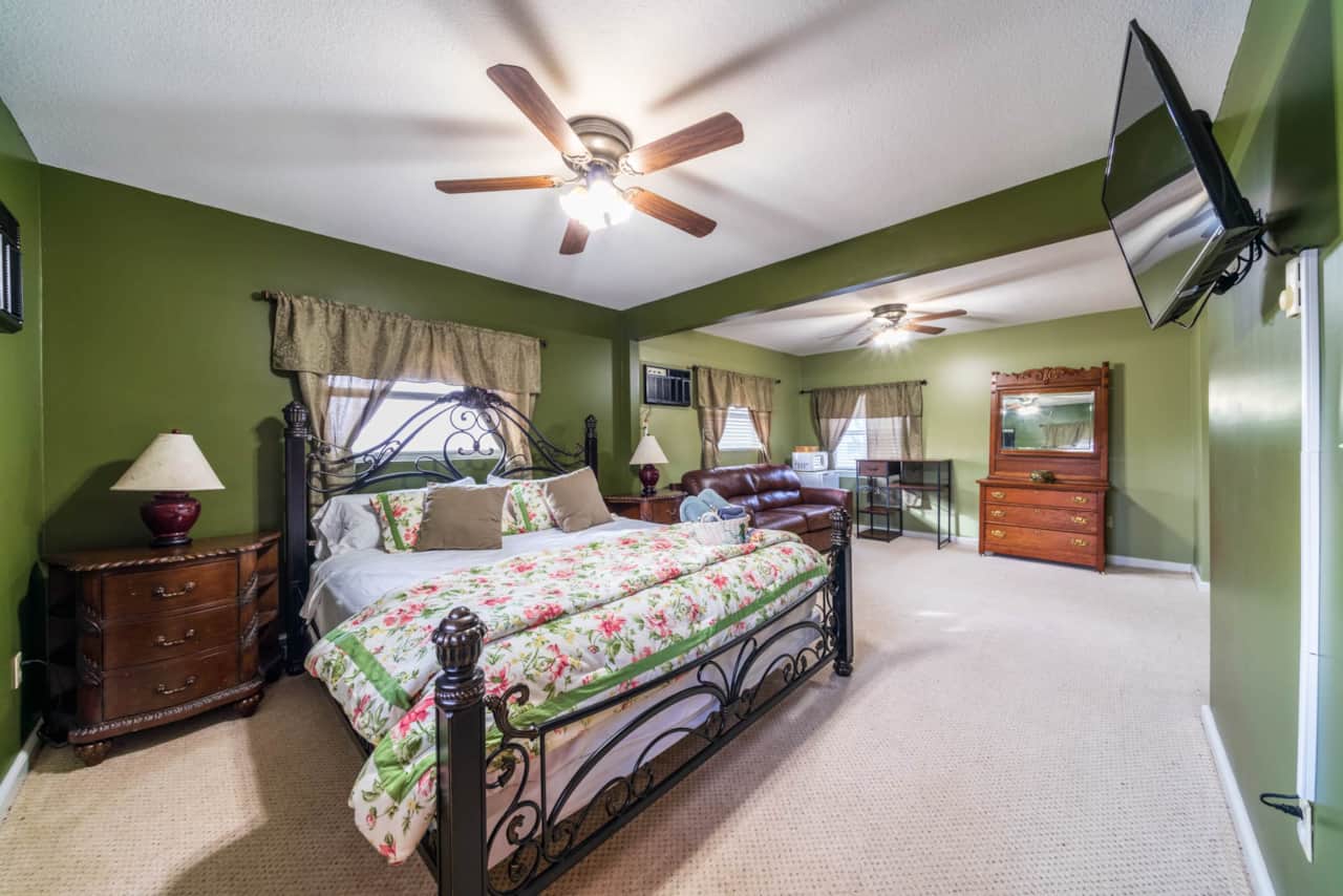 Suite 7 (King Bed & Pull out Couch)