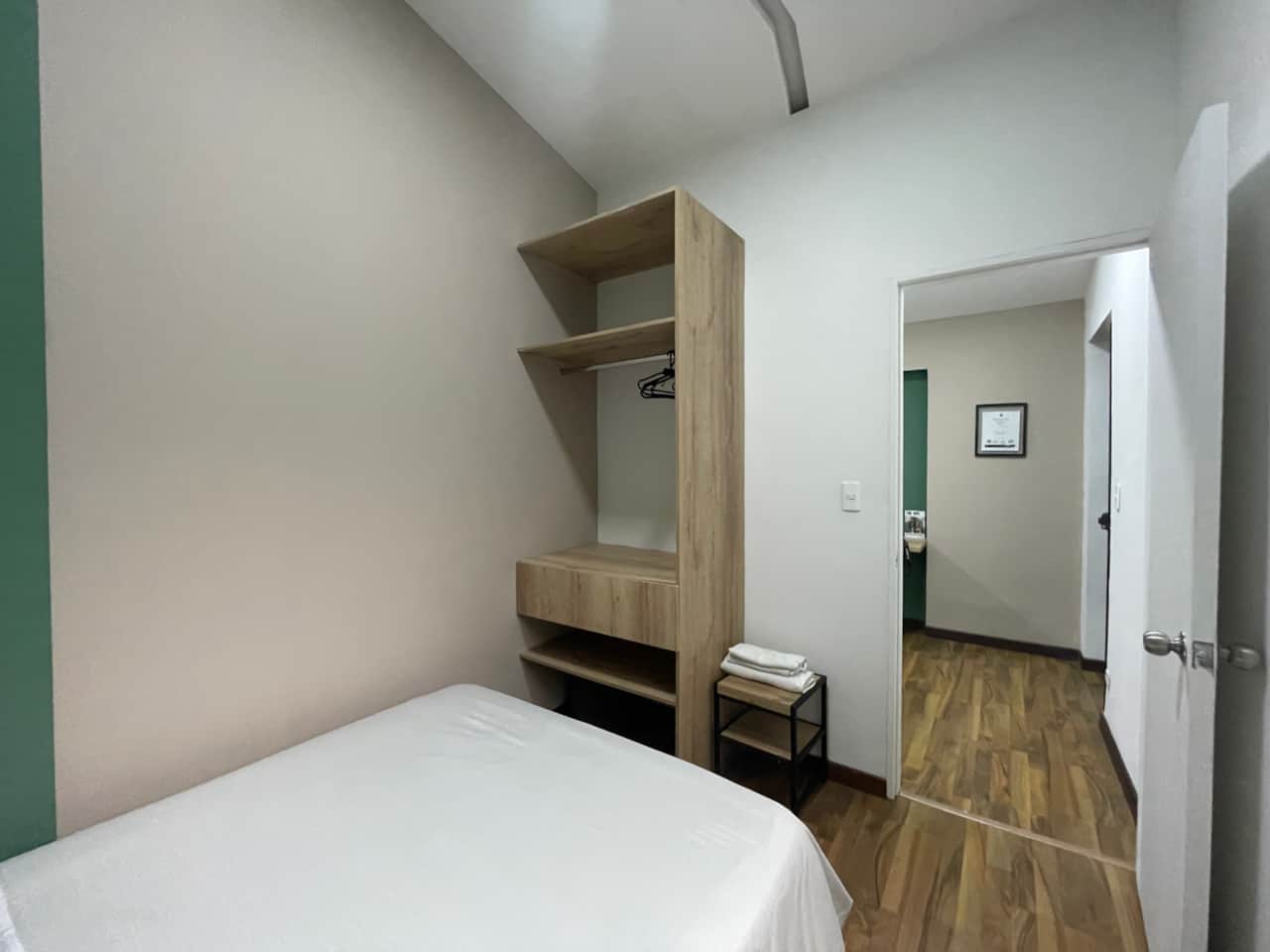 departamento  en Medellín, cuenta con sofá, tv, ventilador, escritorio, agua caliente