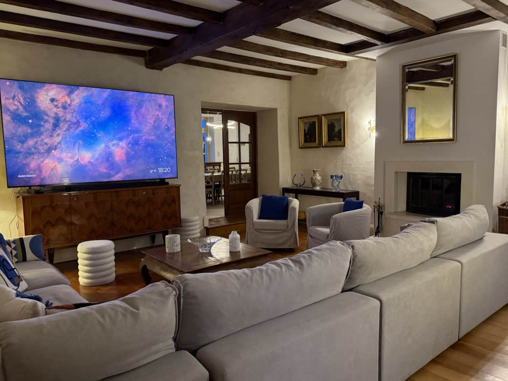 Wohnbereich mit 100-Zoll-Smart-TV / Heimkino und Kamin Wohnbereich mit 100-Zoll-Smart-TV / Heimkino und Kamin