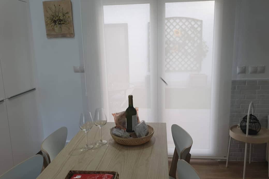 MESA COMEDOR COCINA FRENTE A PATIO INTERIOR