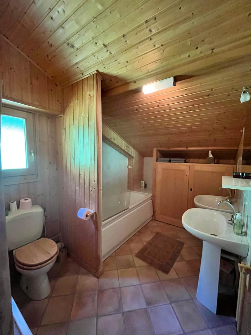 Salle de bain 2 avec baignoire