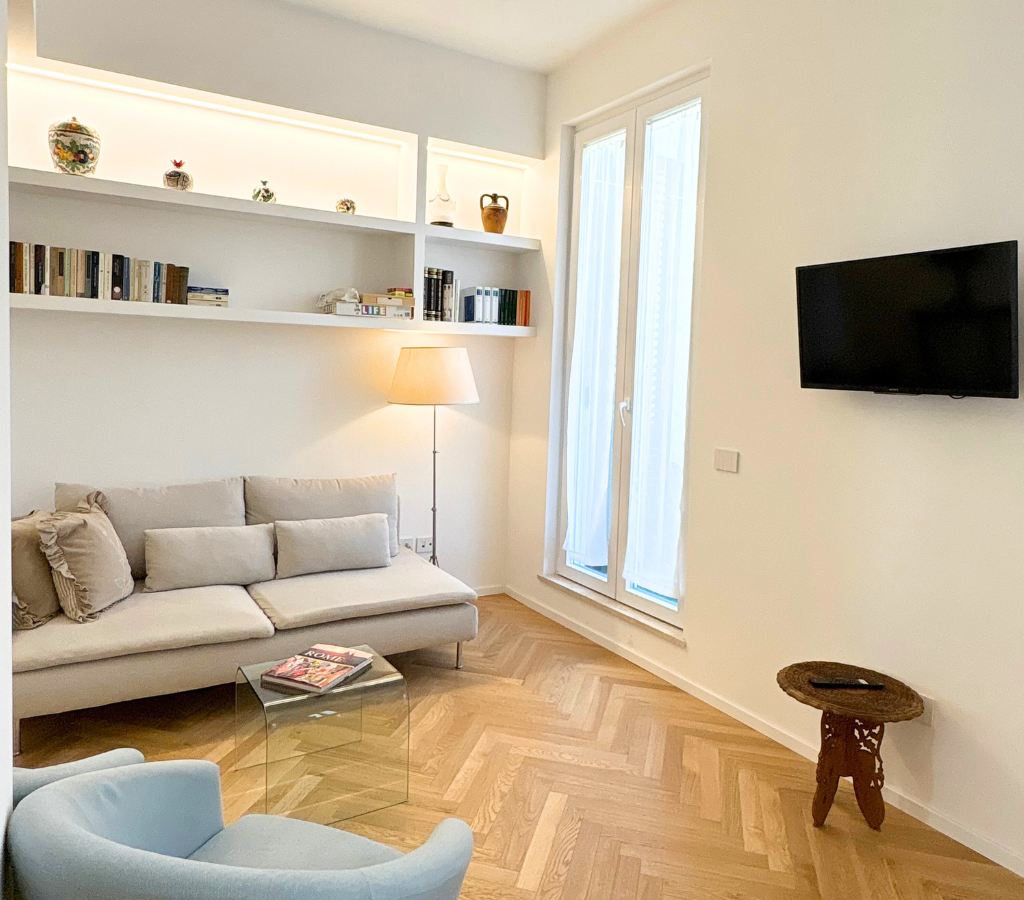 Zona living con Smart TV e servizi streaming preferiti.