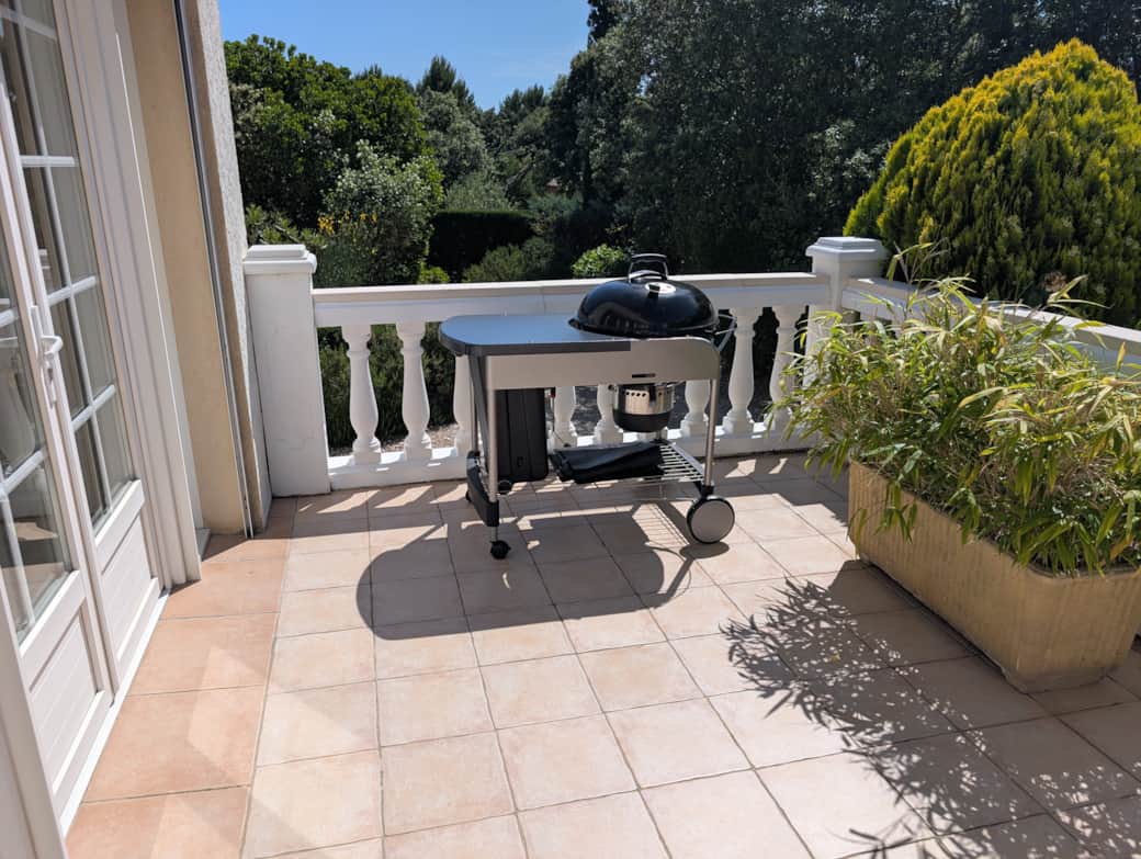 Barbecue Weber au charbon de bois pour vos douces soirées grillades estivales.
