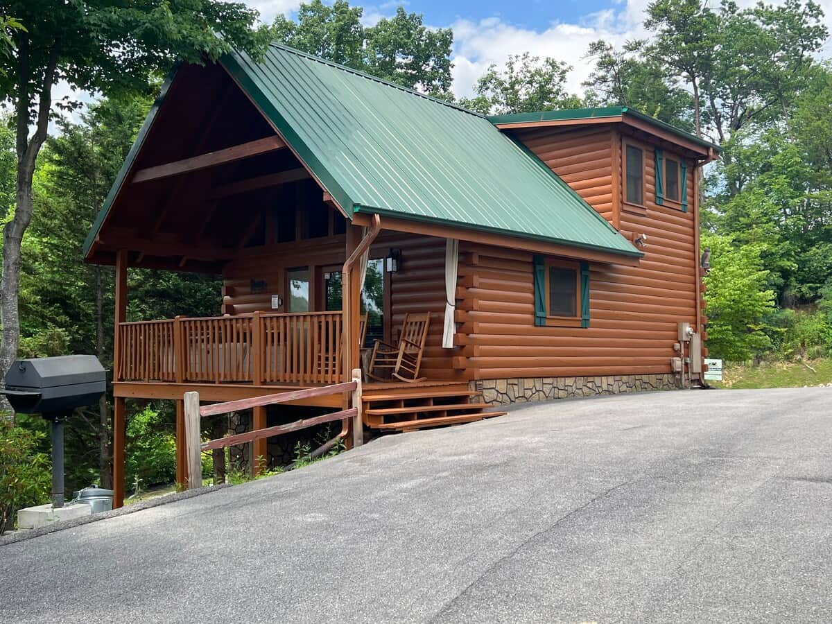 A Black Bears Trail Log Cabin in Gatlinburg TN