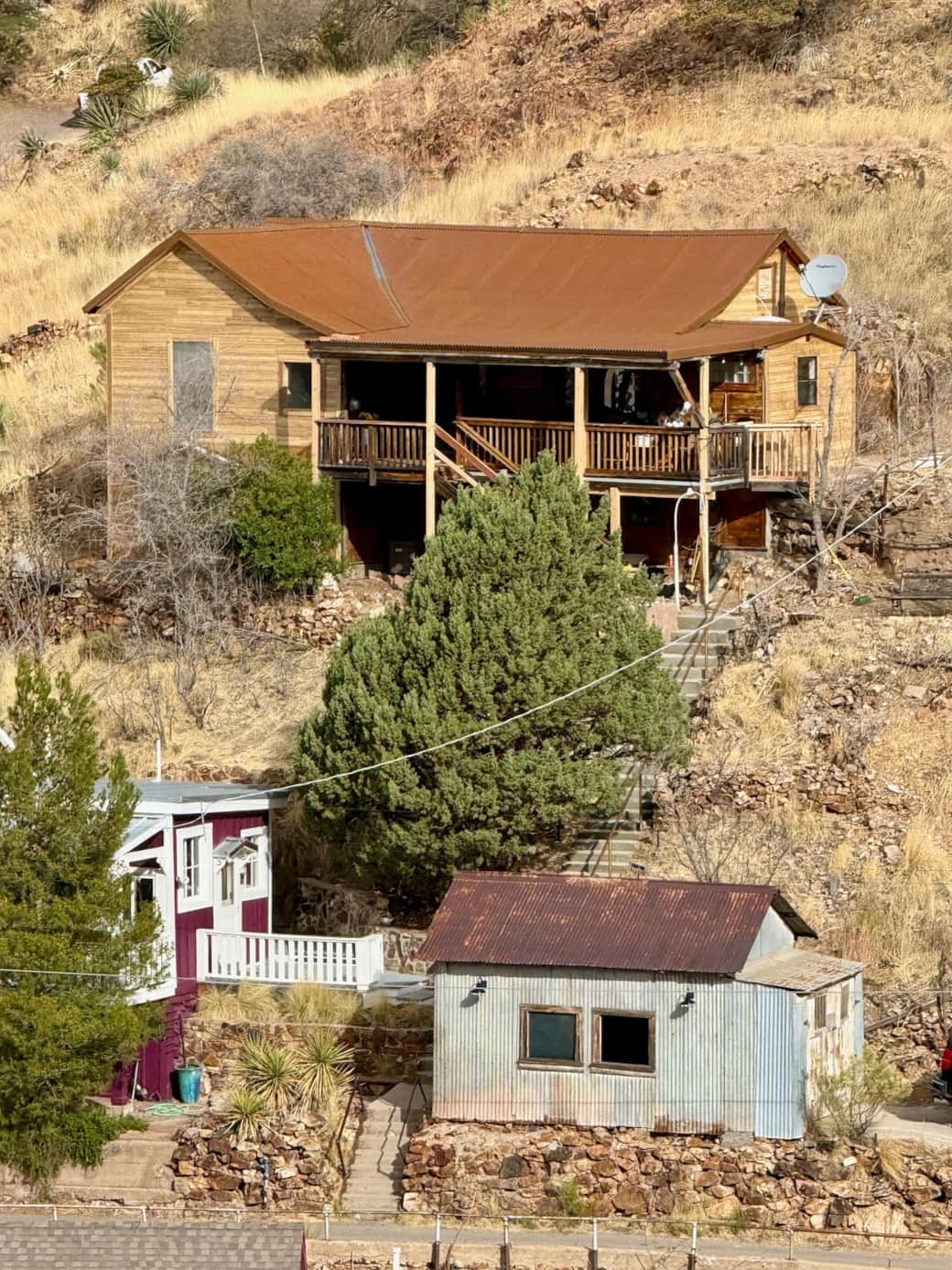 This tastefully remodeled 1909 miners cabin (and garage) provide you with a historic Bisbee experience , coupled with a feeling of serenity just blocks away frsom Brewery Gulch. And our remodel incorporates all the modern amenities! 