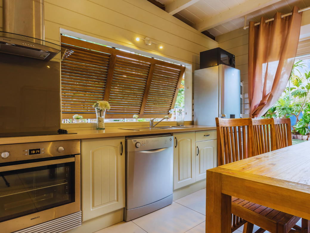 Cuisine tout équipée semi-ouverte sur le jardin