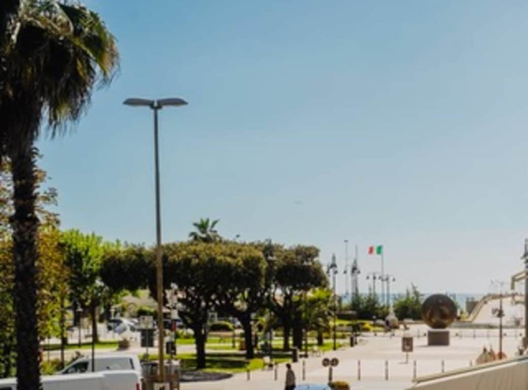 Vista sul mare dal balcone di CasaGiallo Versilia: Mar Tirreno e Alpi Apuane, fronte mare a Marina di Pietrasanta