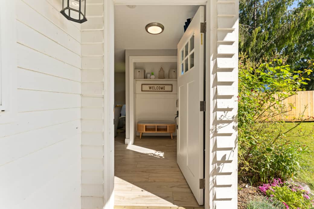 Modern entry mud room