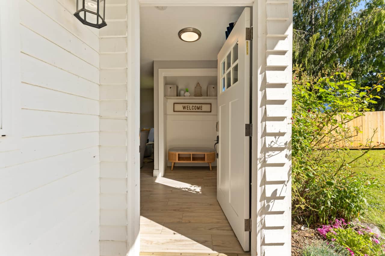 Modern entry mud room