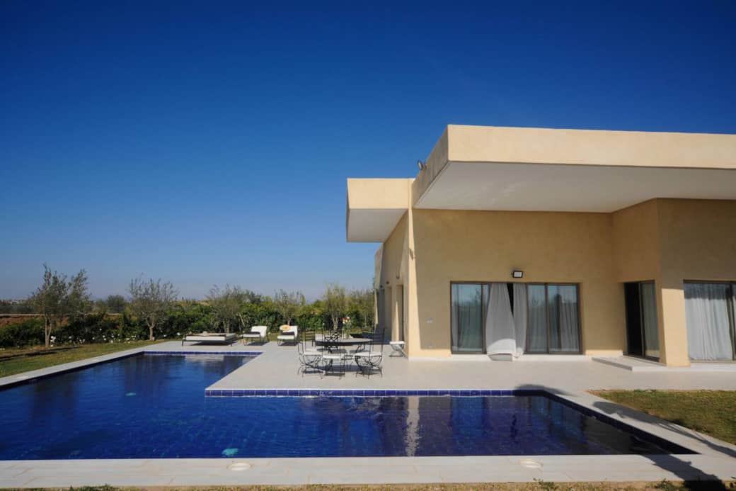 Piscine et jardin de devant pas de vis a vis