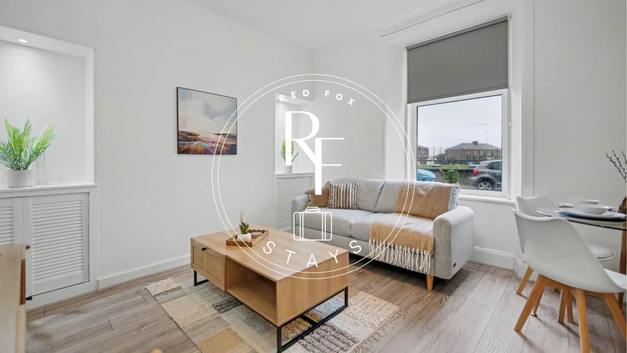 Living room / Dining area with Smart TV