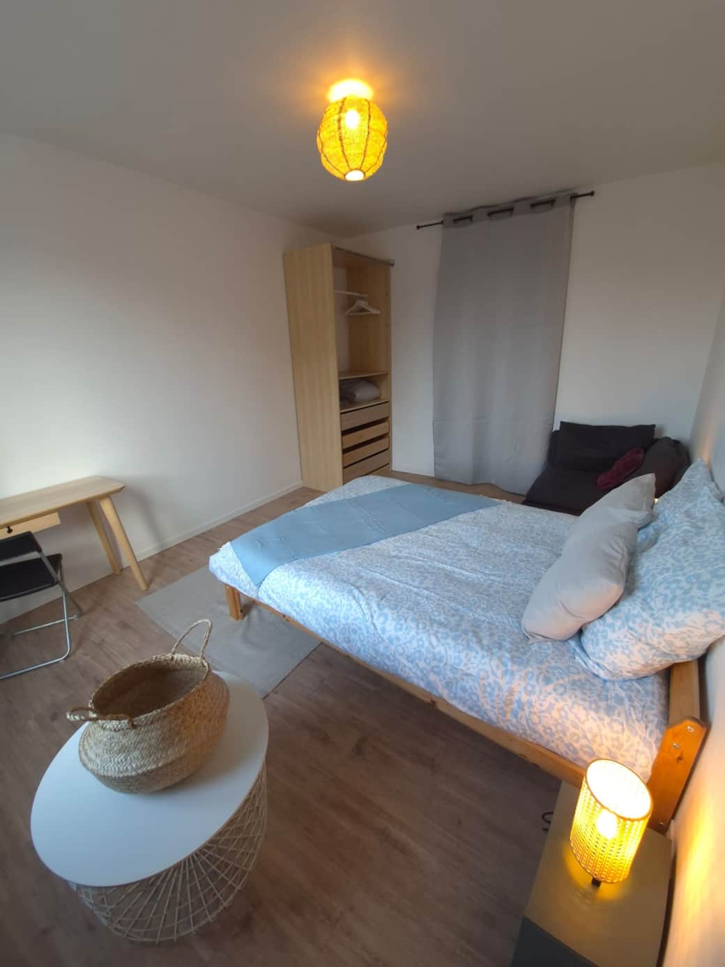 Spacieuse chambre décorée avec goût, comprenant un lit double confortable, un coin bureau fonctionnel et une penderie, offrant un véritable cocon de tranquillité. Spacieuse chambre décorée avec goût, comprenant un lit double confortable, un coin bureau fonctionnel et une penderie, offrant un véritable cocon de tranquillité.