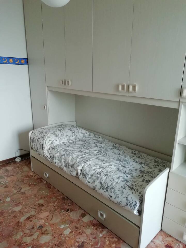 Letto estraibile e ampi armadi