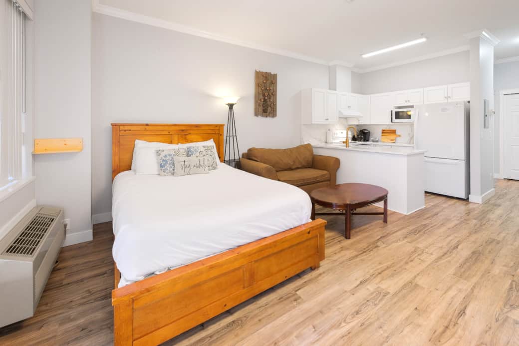 Unit 102A Queen Bed